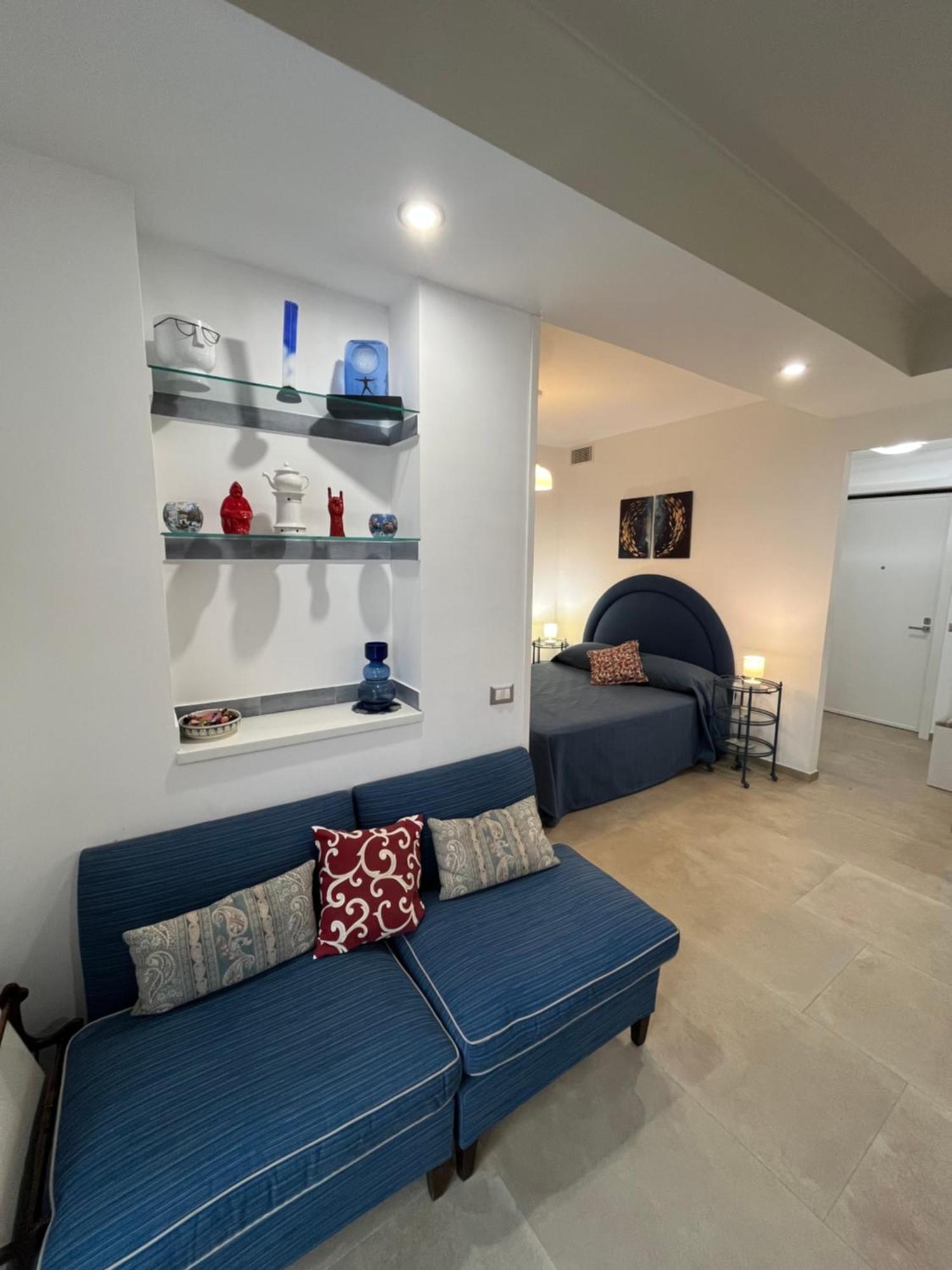 Apartment Penny Black
